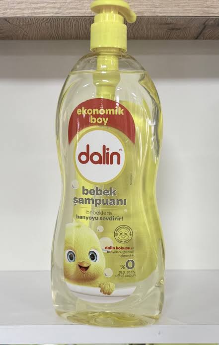 Gelbe Pumpflasche Dalin Babyshampoo 900 ml mit Dalin-Logo und Küken in einer Badewanne