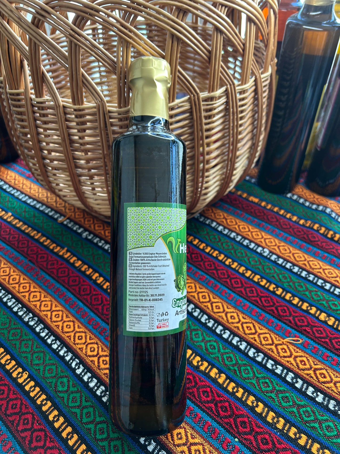 Dark 500 ml Artichoke Vinegar bottle with green label and nutritional information