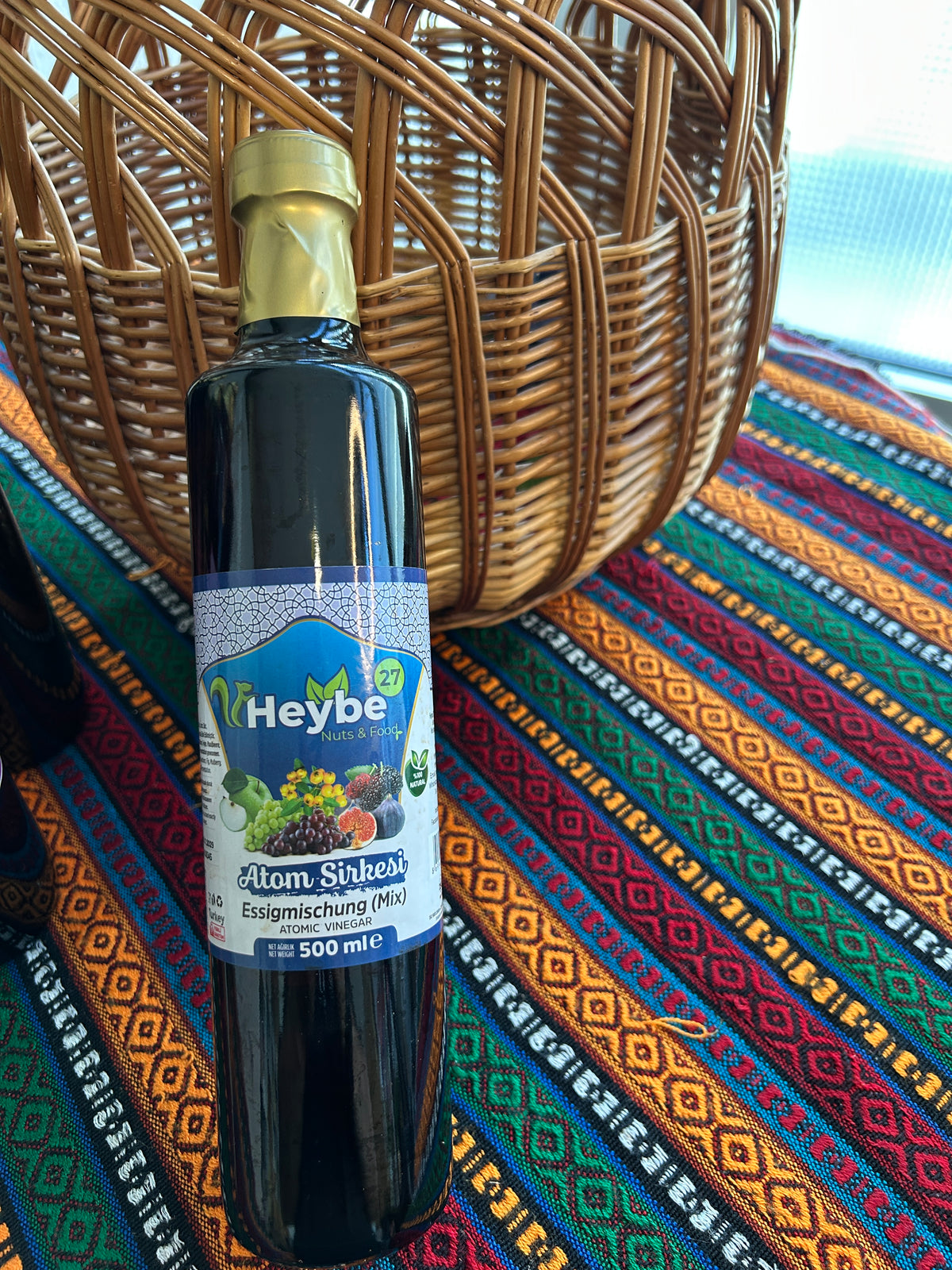 Meyve görselli mavi etiket taşıyan koyu renkli Atom Sirkesi şişesi 500 ml