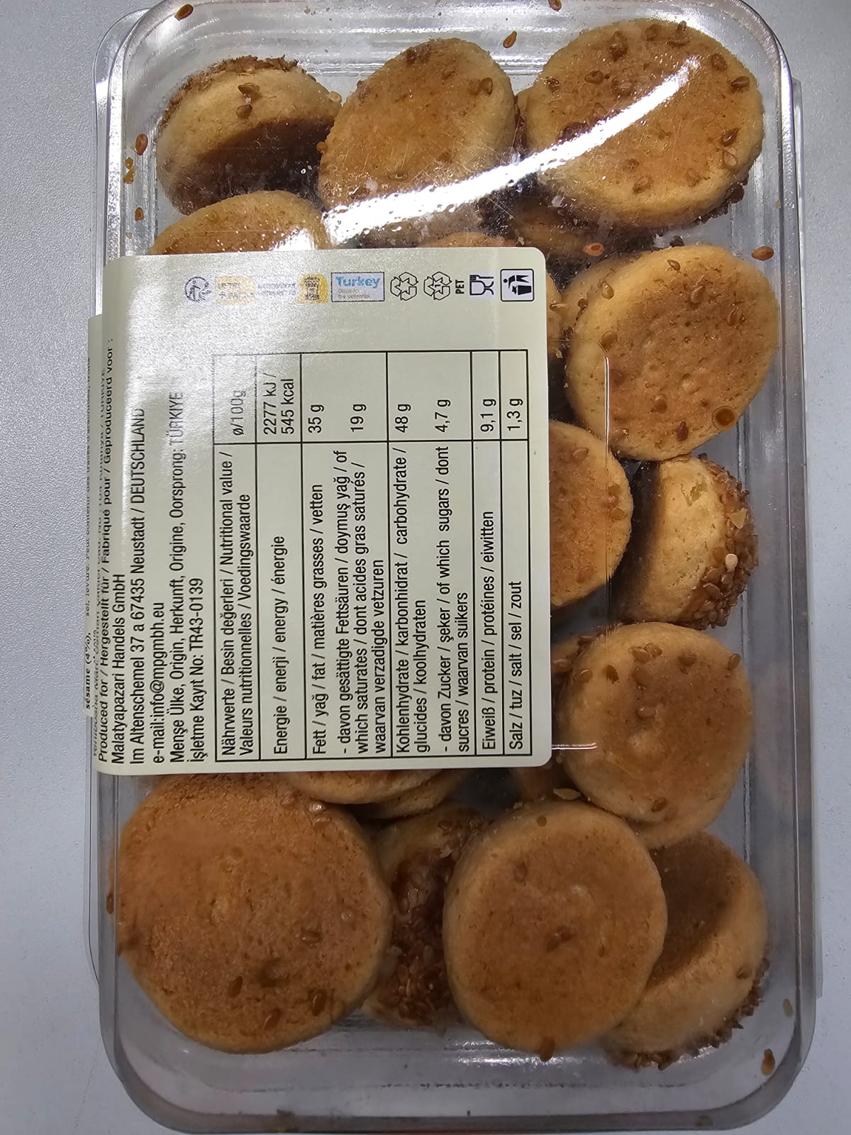 Round Ertürk Boncuk savoury cookies with sesame seeds in a transparent 300 g pack