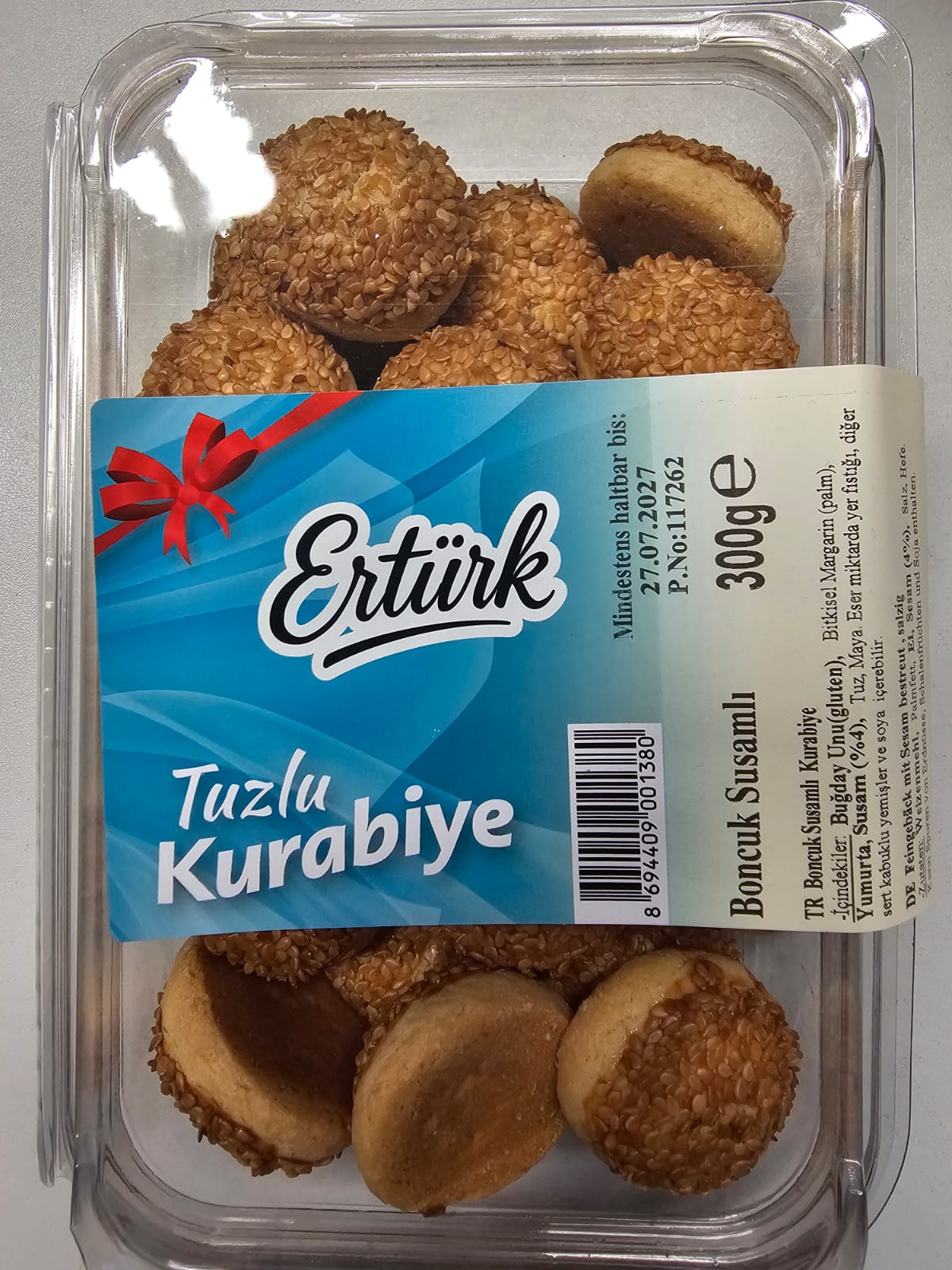 Round Ertürk Boncuk savoury cookies with sesame seeds in a transparent 300 g pack