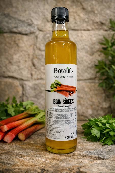 Botalife Işgın vinegar in a 500 ml glass bottle with a black cap, standing in front of a wall.
