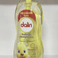 Gelbe Pumpflasche Dalin Babyshampoo 900 ml mit Dalin-Logo und Küken in einer Badewanne