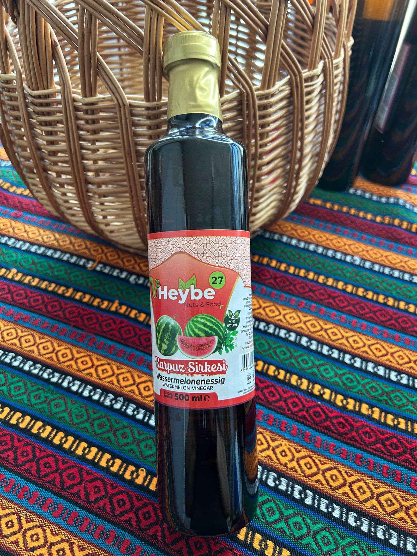 Karpuz görselli kırmızı etiket taşıyan koyu Karpuz Sirkesi şişesi 500 ml