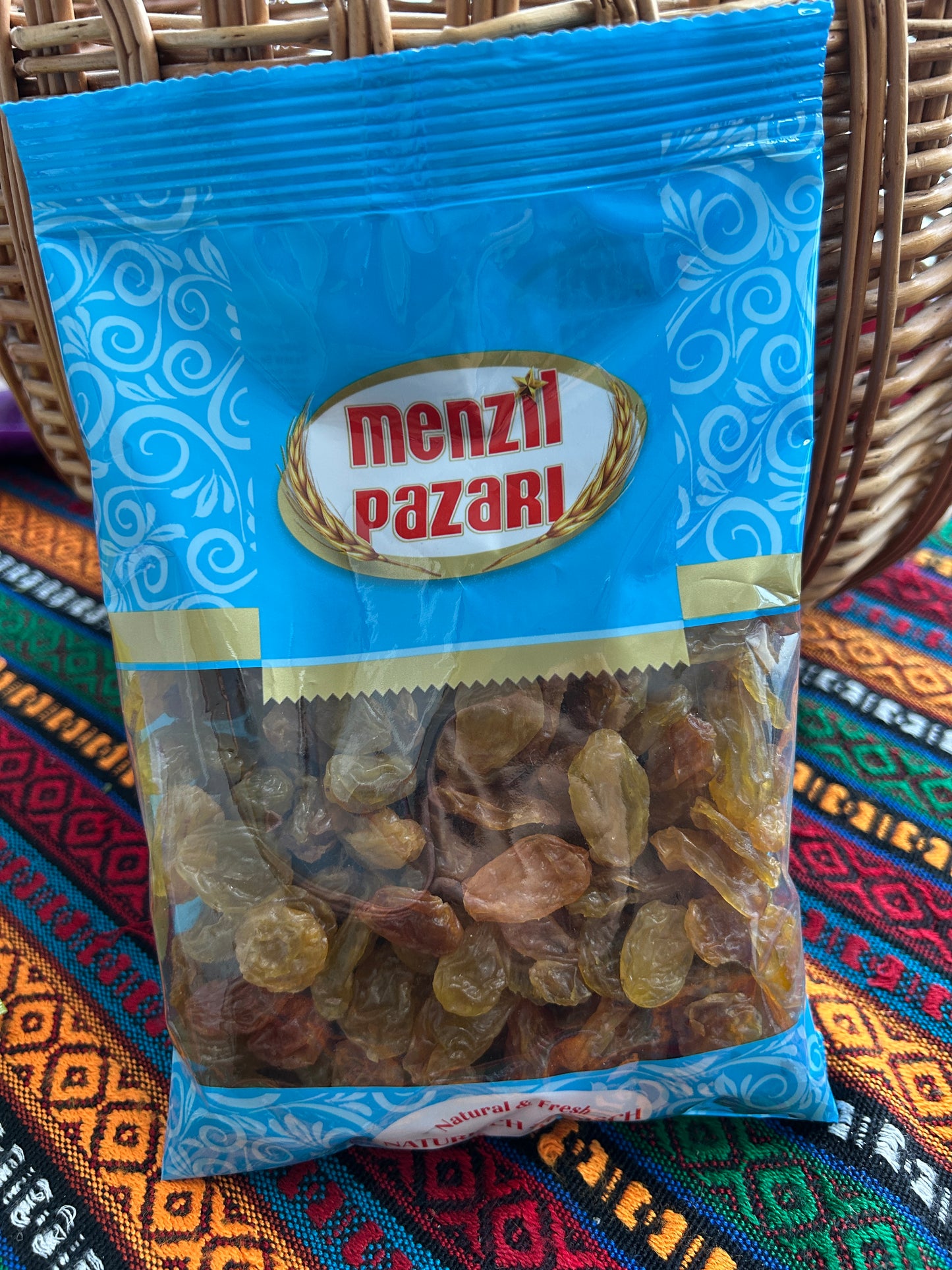Menzil Pazarı Yellow Jumbo Raisins 250 g in a blue bag with transparent window