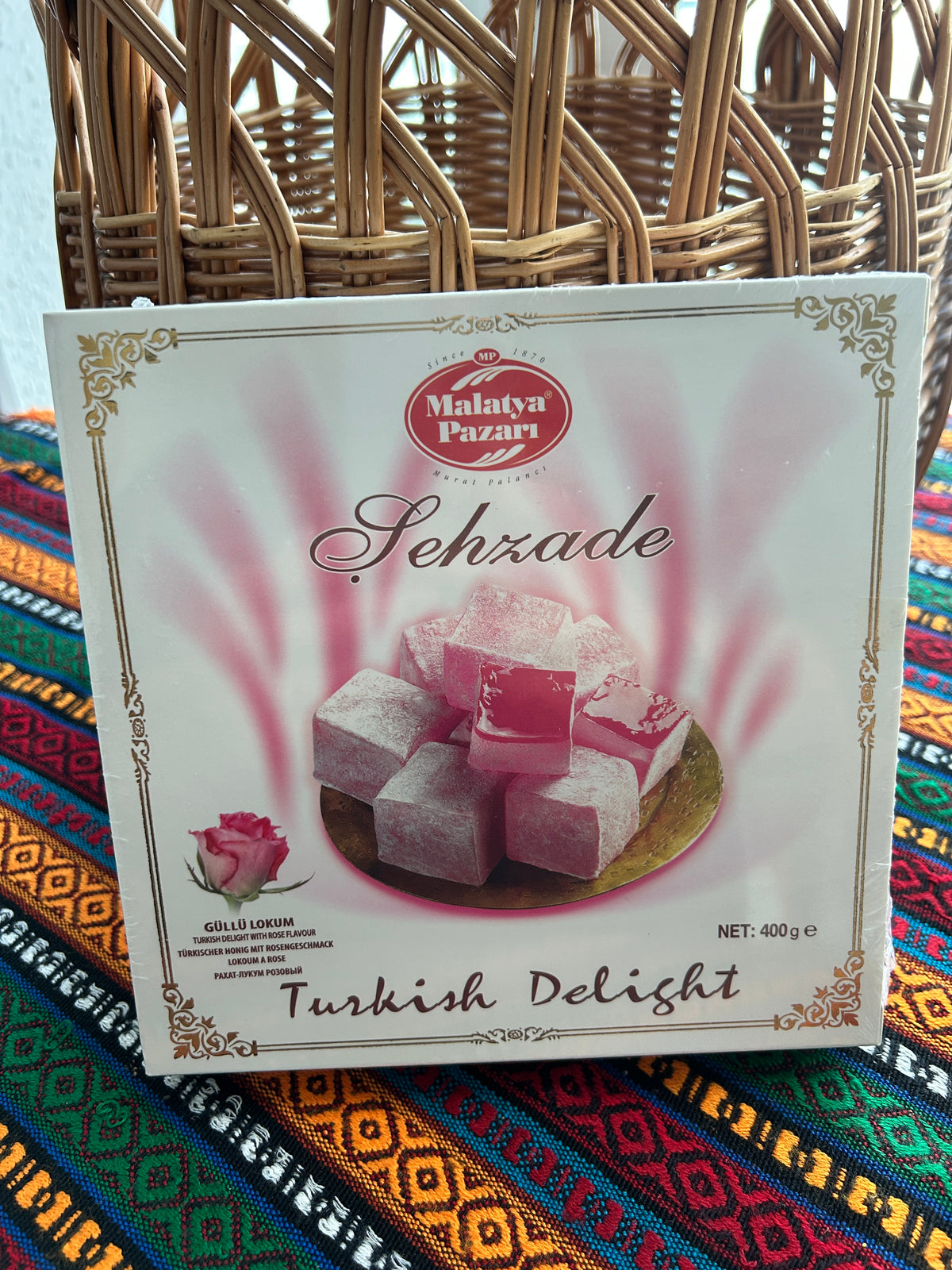 Front of the Malatya Pazarı Şehzade 400 g Rose Turkish Delight box with a rose and pink sweets