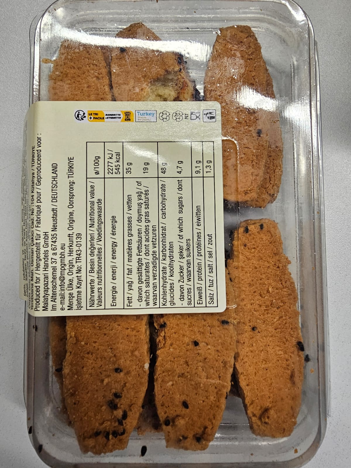 Ertürk Kumru savoury cookies showing the nutrition label on the 300 g pack