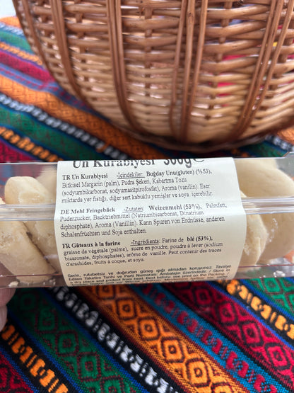 Ingredient and allergen information on the Ertürk flour cookie package
