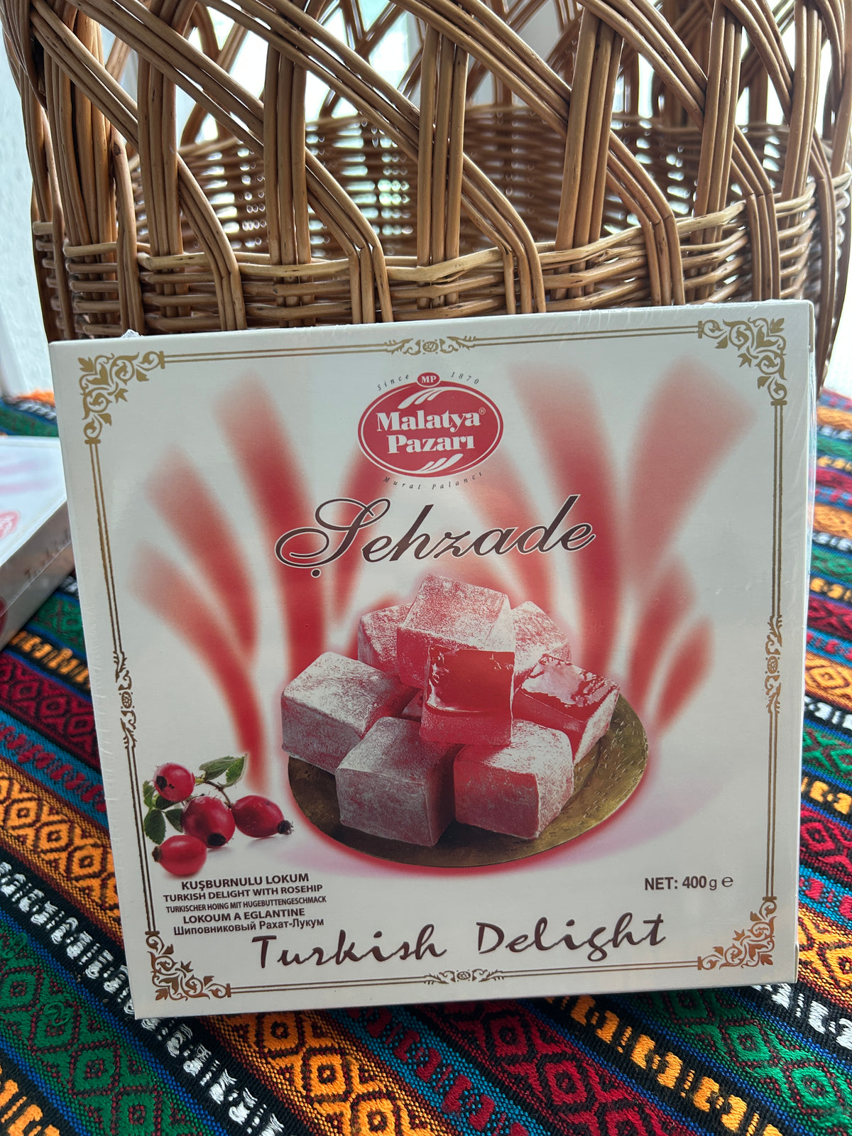 Front of the Malatya Pazarı Şehzade 400 g rosehip Turkish Delight box with rosehips