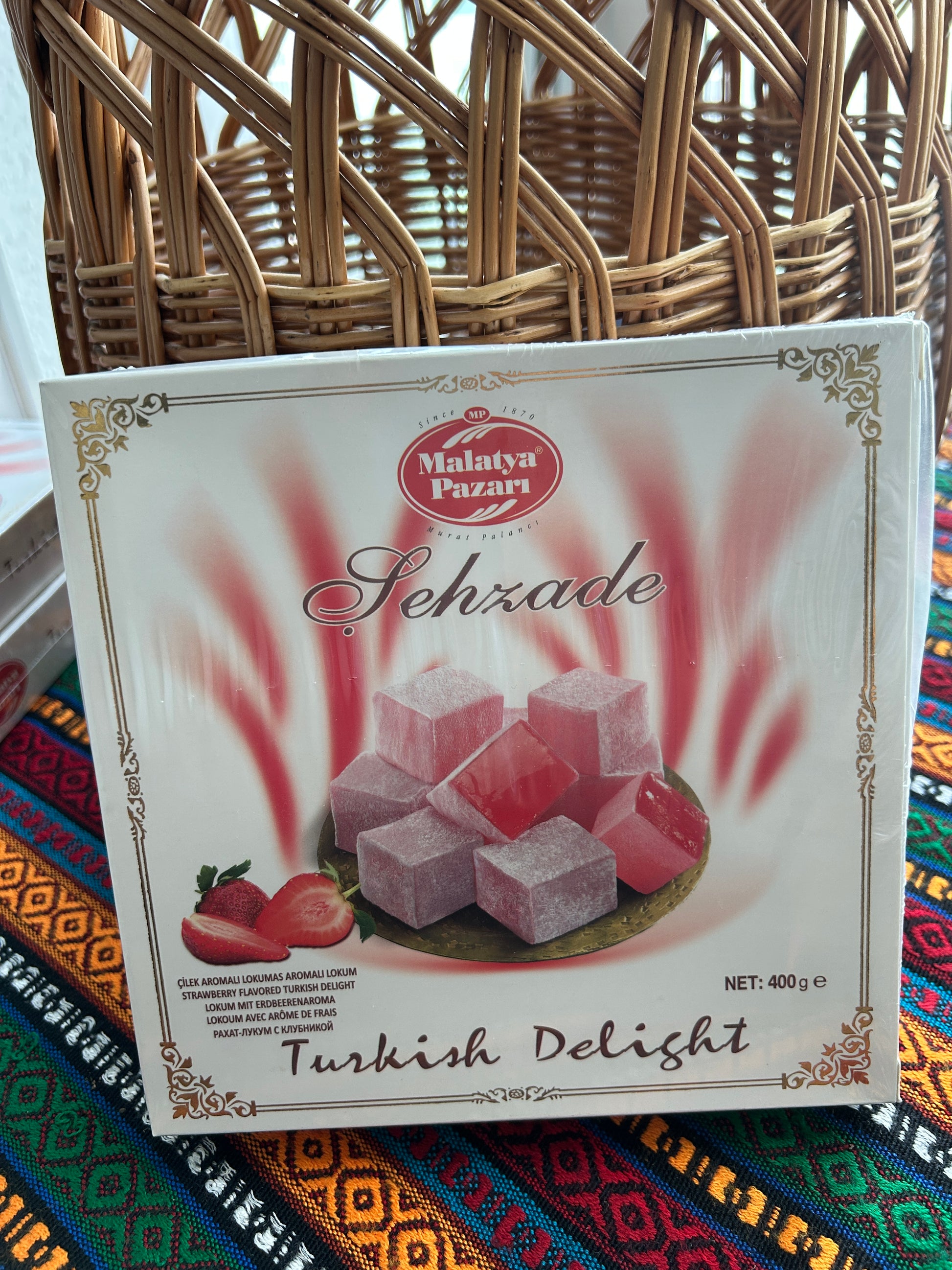 Front of displayFrontFront of the Malatya Pazarı Şehzade 400 g strawberry Turkish Delight box with strawberries