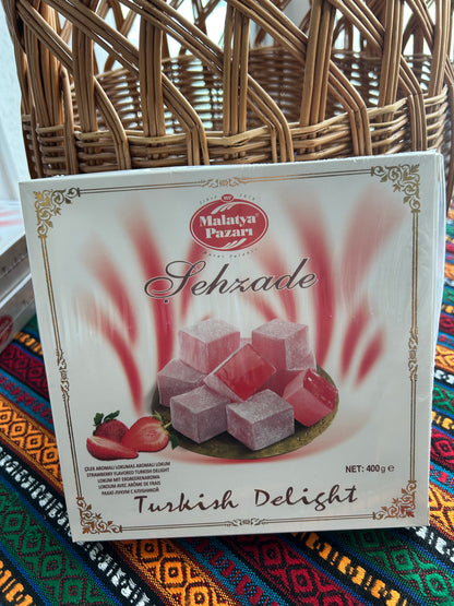 Front of displayFrontFront of the Malatya Pazarı Şehzade 400 g strawberry Turkish Delight box with strawberries