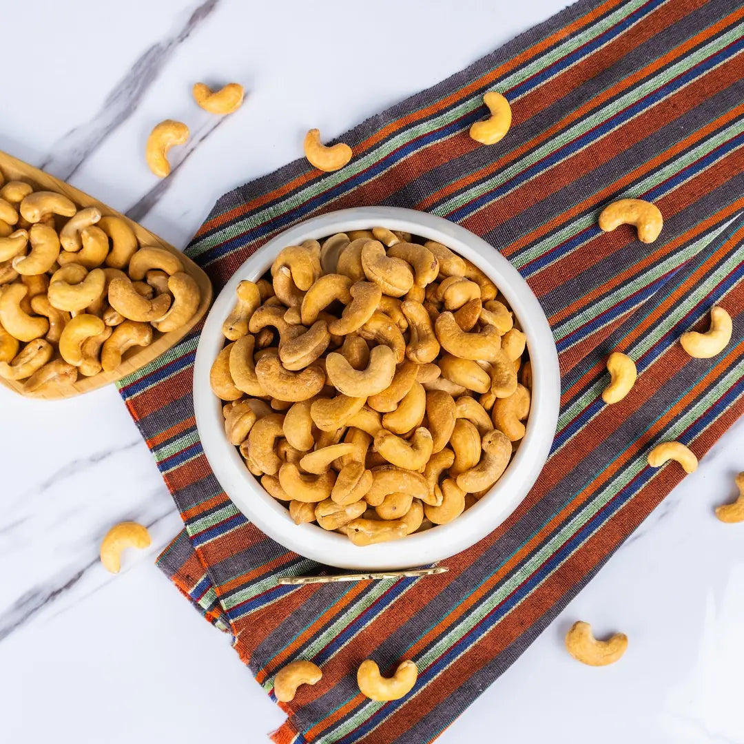 Cashew nuts in the centre and Knusprig Frisch lettering