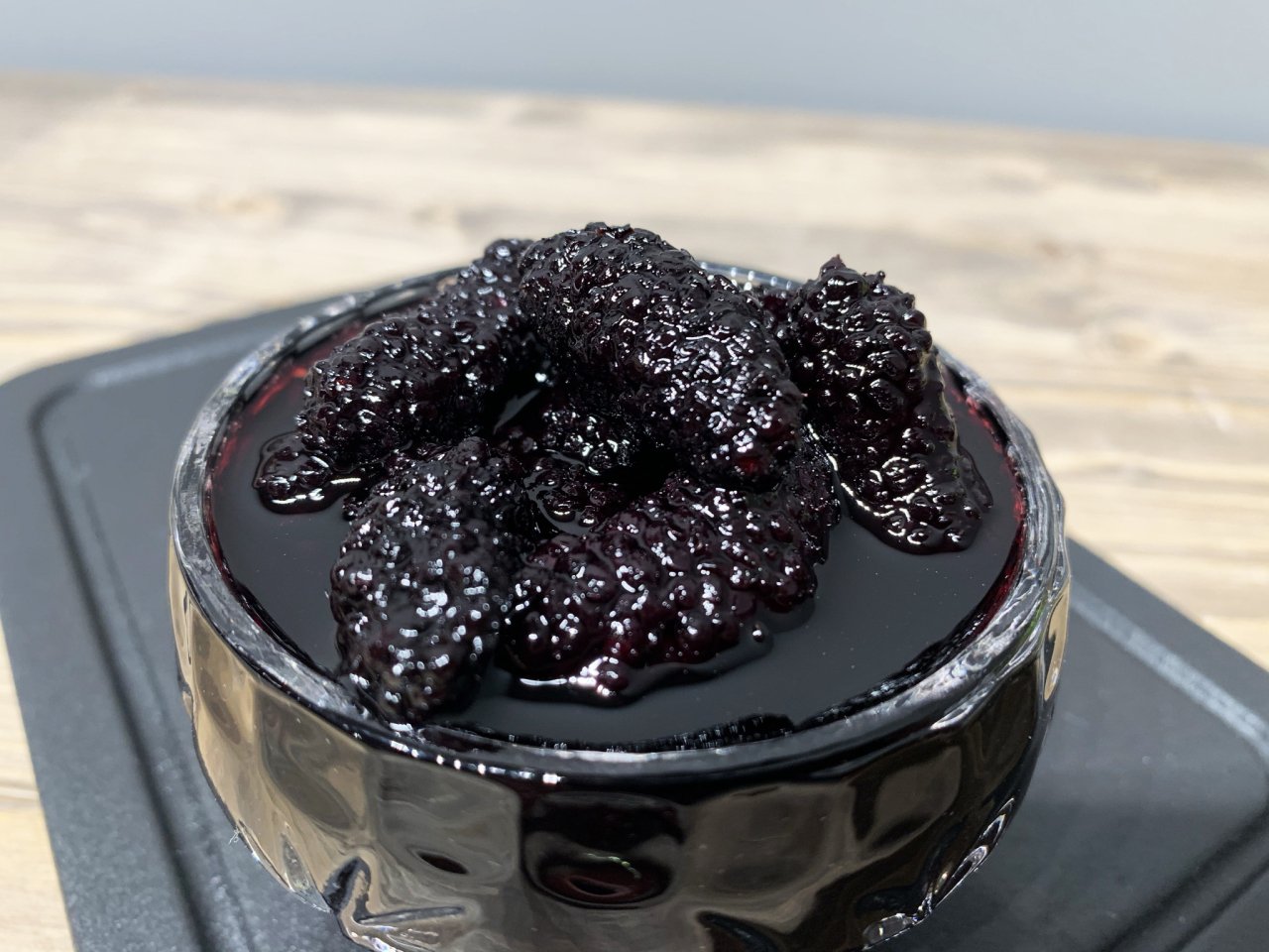 Schwarze Maulbeermarmelade ohne Zusatzstoffe, selbstgemacht, 750 g Glas